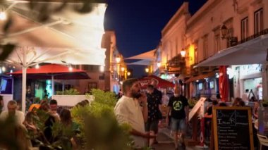 Portekiz 'in Faro Caddesi' ndeki Conselheiro Bivar kenti yaz mevsiminde. 27 Temmuz 2023. Portekiz Faro