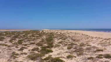 Ria Formosa Faro Portekiz Algarve 'nin insansız hava aracı tarafından çekilen hava videosu. Yüksek kalite 4k görüntü