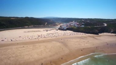 Alentejo kasabası yakınlarındaki deniz ve sahil insansız hava aracı tarafından çekilen hava görüntüleri. Yüksek kalite 4k görüntü