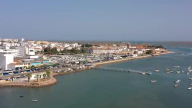 Faro şehrinin yat limanındaki tekneler için limanın insansız hava aracı videosu. Portekiz Algarve. Yüksek kalite 4k görüntü