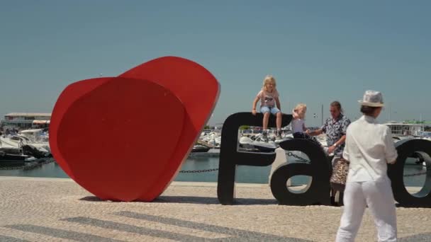 葡萄牙法罗旅游城市的象征 以心脏的形式 俯瞰着码头 游客们近在咫尺地走着拍照 2022年9月12日 — 图库视频影像