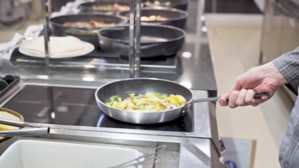 レストランのシェフは プロのスキルを持つフライパンで野菜料理を変えます 高品質のフルHd映像 — ストック動画