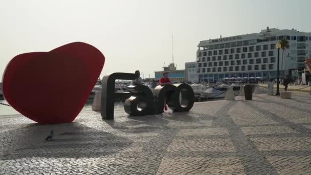 Σύμβολο Της Πορτογαλικής Τουριστικής Πόλης Του Φάρο Μορφή Καρδιάς Θέα — Αρχείο Βίντεο