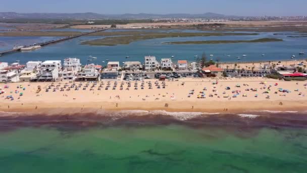 从空中俯瞰海岸和海滩 小船在水面上 游客在海滩上放松 就像从无人驾驶飞机上看到的那样 Praia Faro Algarve葡萄牙 高质量的4K镜头 — 图库视频影像