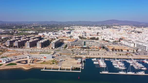 葡萄牙南部城镇奥尔豪的无人驾驶飞机镜头 市区及港口 帆船及酒店全景 — 图库视频影像