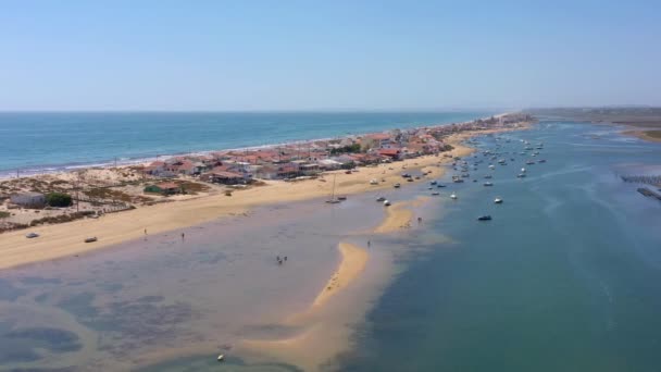 Uitzicht Vanuit Lucht Oceaan Kust Het Strand Boten Het Water — Stockvideo