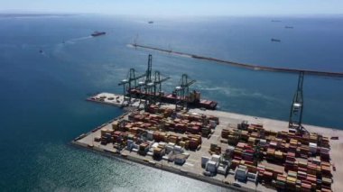 Sines Setubal, Portekiz 'deki ticari liman, ticari lojistik ve ulaşım sanayiinin konteynır kargo terminalinin hava görüntüsü. Yüksek kalite 4k görüntü