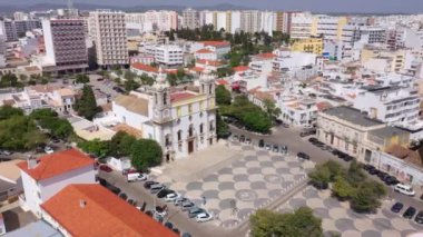 Faro 'daki eski Portekiz Kilisesi' nin insansız hava aracı videosu. Yüksek kalite 4k görüntü