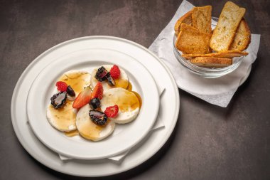 Ballı ve taze yabanmersinli mozzarella peynirli harika bir kahvaltı. Yüksek kalite fotoğraf