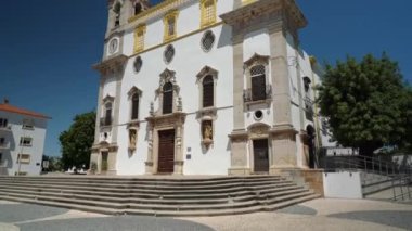 Portekiz mirası, Igreja do Carmo, Largo do Carmo, Faro, Algarve, Portekiz. Dikey manzara. Yüksek kalite 4k görüntü