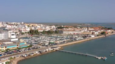 Faro şehrinin yat limanındaki tekneler için limanın insansız hava aracı videosu. Portekiz Algarve. Yüksek kalite 4k görüntü