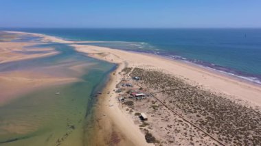 Ria Formosa Faro Portekiz Algarve 'nin insansız hava aracı tarafından çekilen hava videosu. Yüksek kalite 4k görüntü