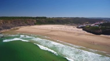 Alentejo kasabası yakınlarındaki deniz ve sahil insansız hava aracı tarafından çekilen hava görüntüleri. Yüksek kalite 4k görüntü