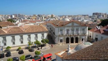 Eski kasabanın belediye binası Faro Portekiz 'deki Largo da Se' ye doğru görüldü. 2023 Mayıs 11. Yüksek kalite 4k görüntü