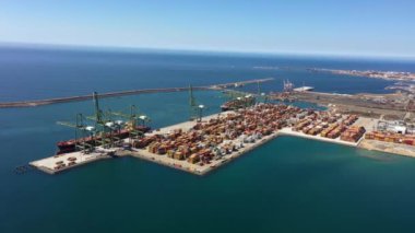 Sines Setubal, Portekiz 'deki ticari liman, ticari lojistik ve ulaşım sanayiinin konteynır kargo terminalinin hava görüntüsü. Yüksek kalite 4k görüntü