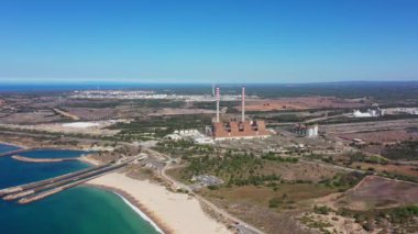 Sines şehrinde, Portekiz 'de denize bakan kömürle çalışan bir enerji santralinin havadan görünüşü. Yüksek kalite 4k görüntü