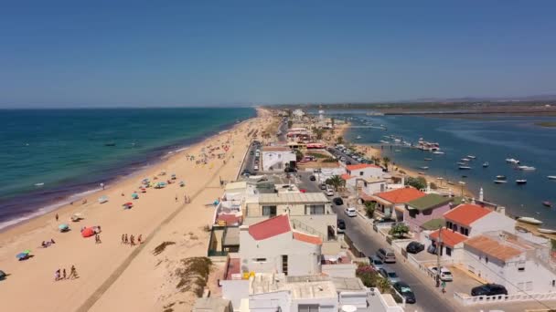 Okyanus Kıyısının Plajın Havadan Görünüşü Sudaki Tekneler Kumsalda Dinlenen Turistler — Stok video