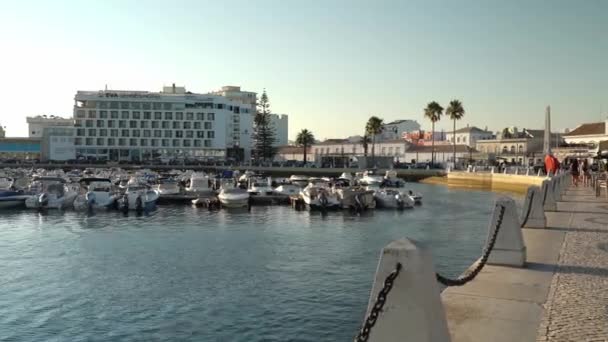 Portekiz Güneyindeki Faro Şehrinde Yat Limanında Güzel Bir Öğleden Sonra — Stok video