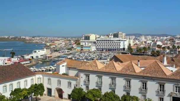 上から見た旧市街のタウンホールは ポルトガルのファロー市のラルゴダセに向かいます 2023年 5月11日 高品質の4K映像 — ストック動画