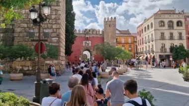 Turistler gezmek için Sevilles Alcazar 'ın önünde sıraya giriyorlar. Sevilla, İspanya. 4 Mayıs 2023. Yüksek kaliteli FullHD görüntüler