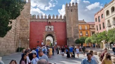 Turistler gezmek için Sevilles Alcazar 'ın önünde sıraya giriyorlar. Sevilla, İspanya. 4 Mayıs 2023. Yüksek kaliteli FullHD görüntüler
