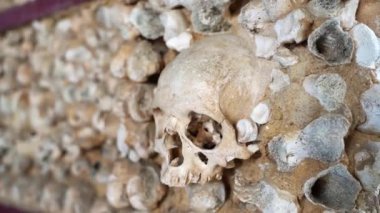 Faro 'daki Carmo Kilisesi' nin içindeki Capela dos Ossos 'un detayları. Algarve Portekiz. Yakın çekim. Yüksek kalite 4K görüntü.