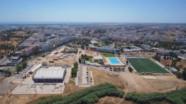 Portekiz 'in Faro şehrinde bir spor kompleksi, stadyum ve üniversite üzerinde İHA video görüntüleri. Yüksek kalite 4k görüntü