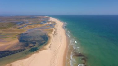 Ria Formosa Faro Portekiz Algarve 'nin insansız hava aracı tarafından çekilen hava videosu. Yüksek kalite 4k görüntü