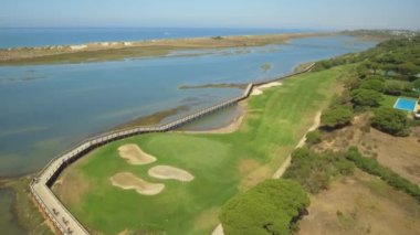 Quinta de Lago 'daki çayırların ve manzaraların üzerinde bir dron ile havadan video çekimi. San Lorenzo Portekiz Algarve. Yüksek kalite 4k görüntü