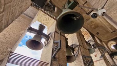 İspanya 'nın Sevilla Büyük Katedrali' ndeki Giralda Kulesi 'nin çanları yakın panoramik manzaralı. Yüksek kaliteli FullHD görüntüler