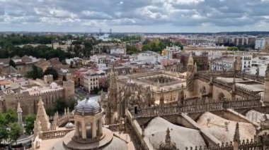 Seville şehrinin tepesindeki katerdral kulesinin tepesinden turist kalabalığının olduğu güzel bir manzara. İspanya.