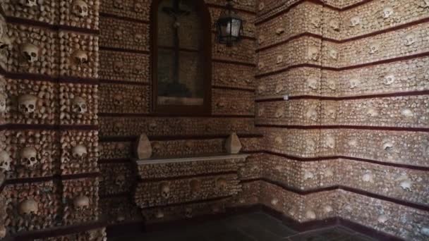 ファロのカルモ教会内のカペラドスオシオスの詳細 アルガルヴェ ポルトガル 高品質の4K映像 — ストック動画