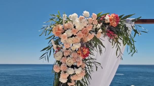 婚礼装饰在海滩设置海滨花卉拱门阳光明媚的夏季婚礼细节拱门安装热带岛屿 优质Fullhd影片 — 图库视频影像