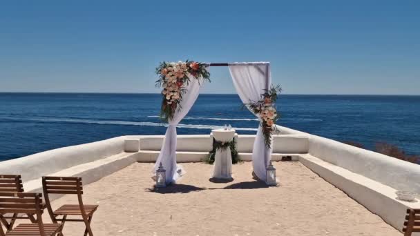 Γάμος Διακόσμηση Στην Παραλία Ρύθμιση Παραθαλάσσια Floral Αψίδα Ηλιόλουστη Καλοκαίρι — Αρχείο Βίντεο