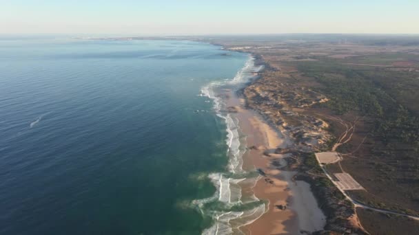 포르투갈에서 안개와 안개와 안개와 일출에 Praia Malhao 해변의 고품질 — 비디오