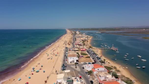海岸とビーチの空中ビュー 水上ボートやドローンから見たビーチでリラックスする観光客 プライア ファロ アルガルヴェ ポルトガル 高品質の4K映像 — ストック動画