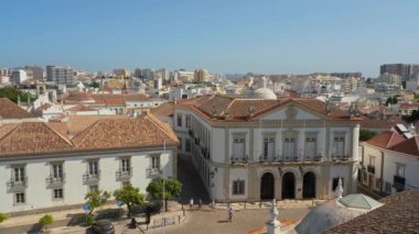 Eski kasabanın belediye binası Faro Portekiz 'deki Largo da Se' ye doğru görüldü. 2023 Mayıs 11. Yüksek kalite 4k görüntü