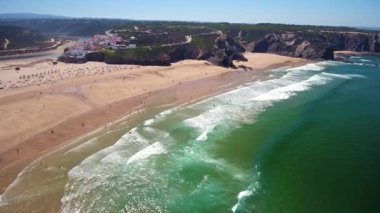 Alentejo kasabası yakınlarındaki deniz ve sahil insansız hava aracı tarafından çekilen hava görüntüleri. Yüksek kalite 4k görüntü