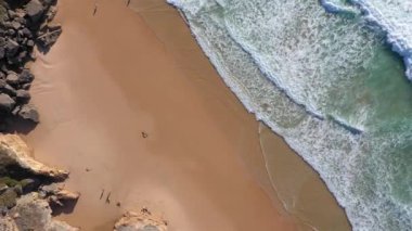 İHA, inanılmaz güzellikteki mavi dalgalarla kıyıların üzerinde uçuyor. Yüksek kalite 4k görüntü