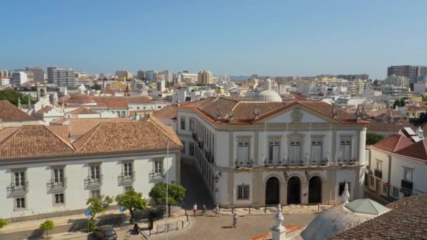 上から見た旧市街のタウンホールは ポルトガルのファロー市のラルゴダセに向かいます 2023年 5月11日 高品質の4K映像 — ストック動画