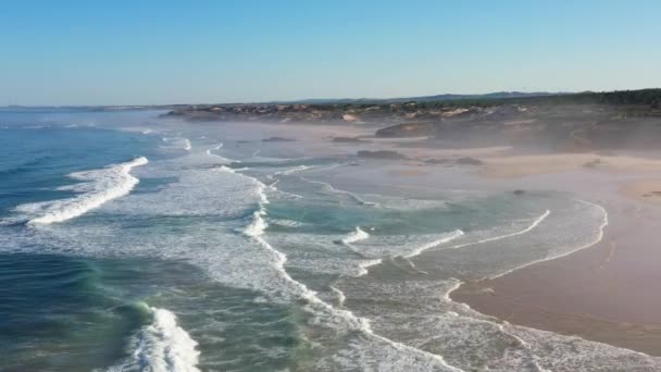 포르투갈에서 안개와 안개와 안개와 일출에 Praia Malhao 해변의 고품질 — 비디오