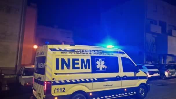 Ambulans Migającą Syreną Tle Budynku Trafił Nocy Pogotowie Wysokiej Jakości — Wideo stockowe