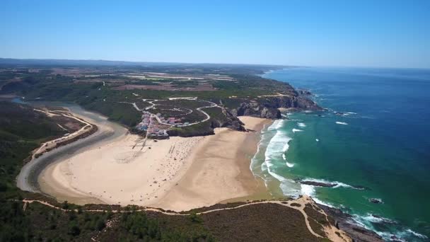 Nagranie Lotnicze Dronem Zatoki Morskiej Plaży Pobliżu Miejscowości Odeceixe Alentejo — Wideo stockowe