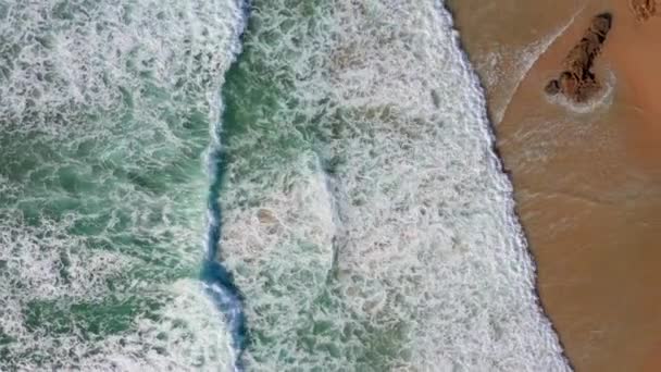 驚くべき美しさの青い波で海岸の上を飛行するドローン 高品質の4K映像 — ストック動画