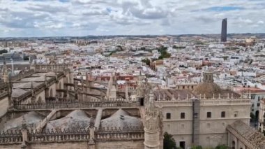 Seville şehrinin tepesindeki katerdral kulesinin tepesinden turist kalabalığının olduğu güzel bir manzara. İspanya.