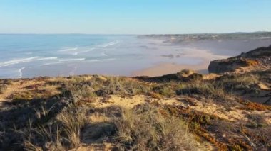 Portekiz 'de güneş doğarken Praia do Malhao sahilinin sisli ve sisli görüntüsü. Yüksek kalite 4k görüntü