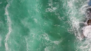 Derin mavi okyanus dalgalarının yukarıdan aşağıya inanılmaz görüntüsü. Yüksek kalite 4k görüntü