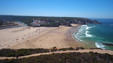 Turistler, Alentejo Portekiz 'in Alentejo köyü yakınlarındaki deniz ve sahil insansız hava aracı ile hava yolu boyunca yürüyorlar. Yüksek kalite 4k görüntü