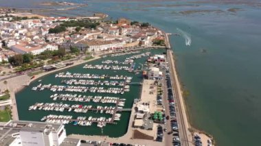Faro şehrinin yat limanındaki tekneler için limanın insansız hava aracı videosu. Portekiz Algarve. Yüksek kalite 4k görüntü