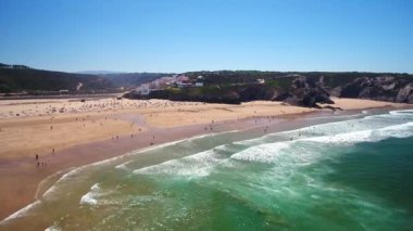 Alentejo kasabası yakınlarındaki deniz ve sahil insansız hava aracı tarafından çekilen hava görüntüleri. Yüksek kalite 4k görüntü